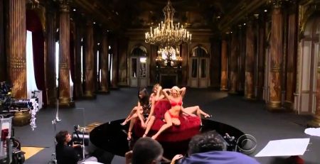 Sara Sampaio em desfile de Victoria's Secret